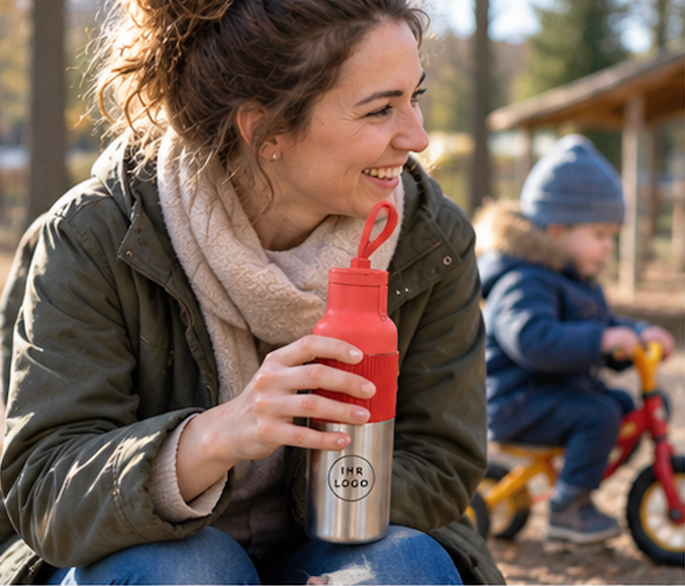 Draußen unterwegs mit Kita-Kindern und Thermobecher mit Firmenlogo
