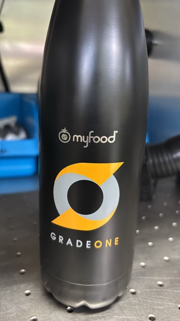 Schwarze Isolierflasche mit Lasergravur des Firmenlogos myfood GradeOne