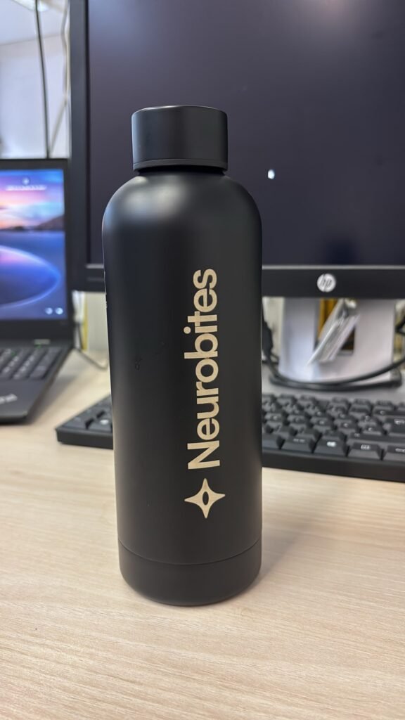 Schwarze Trinkflasche mit Lasergravur: Firmenlogo Neurobites