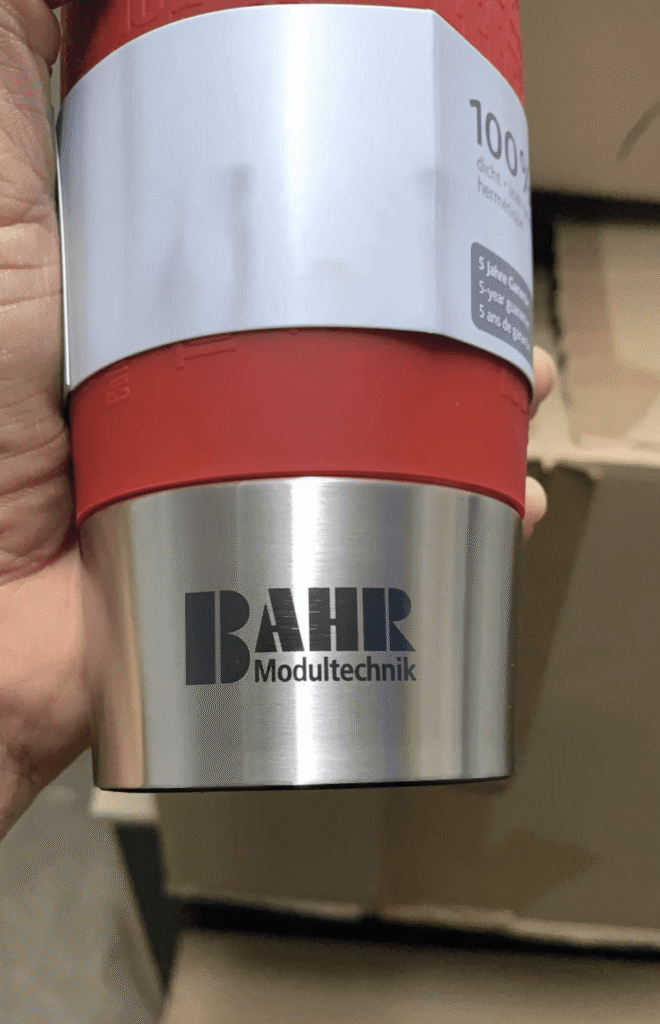 Thermobecher mit Lasergravur: Logo BAHR Modultechnik