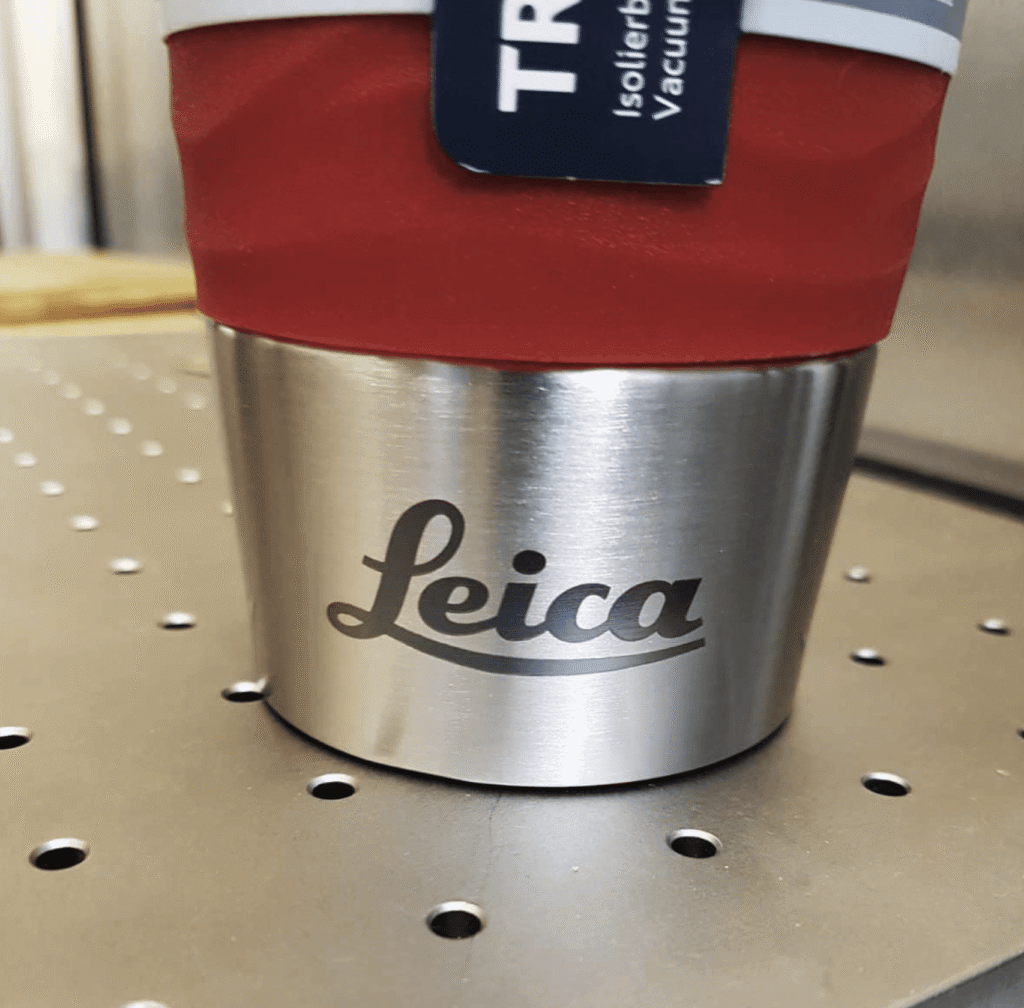 Thermobecher mit Lasergravur: Logo Leica