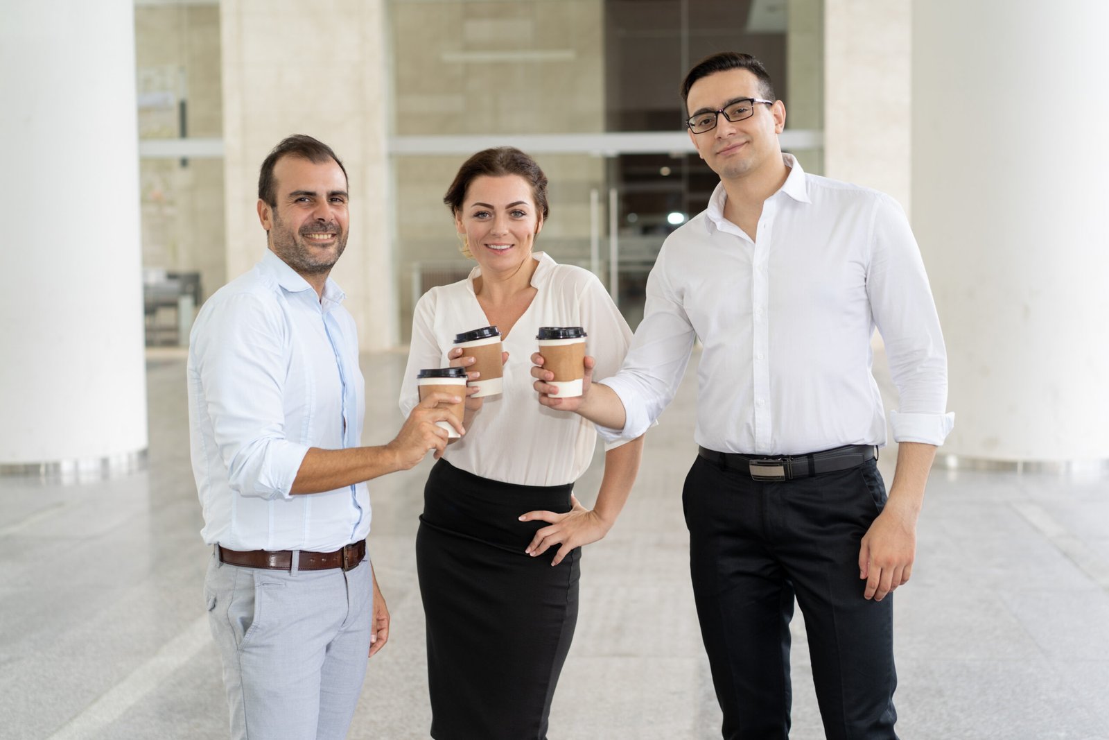 Kollegen mit Thermobecher mit Logo in der Kaffeepause im B&uuml;ro